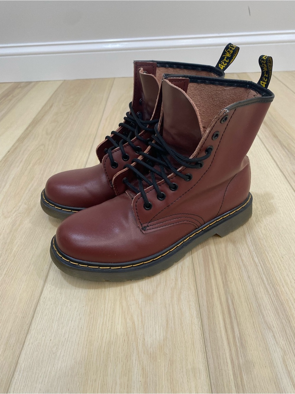 Women’s Dr Martens Burgundy 8-Eye Lace Up Boots 11822002 Size 12 L